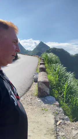 từ đầu thế kỷ XX, khoảng những năm 1915, một số nhà nghiên cứu khoa học ở Viện Viễn đông Bác cổ đã từng lên Cao Nguyên Đá – Đồng Văn nghiên cứu. Tại đây, họ đã phát hiện ra những hóa thạch và có những nghiên cứu, tìm hiểu. Mấy chục năm sau, khi thực dân Pháp rút khỏi Việt Nam, những nhà khoa học của nước ta tiếp tục có thêm những phát hiện khá bất ngờ về hóa thạch trên CNĐ – ĐV và những địa tầng ở đây. Đến nay các nhà khoa học đã phát hiện, củng cố thêm những hóa thạch trên CNĐ – ĐV với tổng số 17 nhóm hóa thạch đã được phát hiện, rất đa dạng về giống, loài như: Tay cuộn, Bọ ba thùy, Cá cổ, Huệ biển, Thực vật thủy sinh, Vỏ cứng, San hô vách đáy, San hô 4 tia, Lỗ tầng, Răng nón, Trùng lỗ, Vỏ nón, Hai mảnh vỏ, Chân bụng, Chân đầu, Động vật dạng rêu, Tảo. Đây là hóa thạch của một loài sinh vật đơn bào sống trong môi trường biển cách ngày nay khoảng 345 (vào kỷ Carbon). Chúng phát triển mạnh mẽ trong suốt gần 100 triệu năm và tuyệt diệt sau cuộc khủng hoảng sinh giới lớn nhất hành tinh xảy ra cách ngày nay khoảng 251 triệu năm (vào cuối kỷ Permi). 