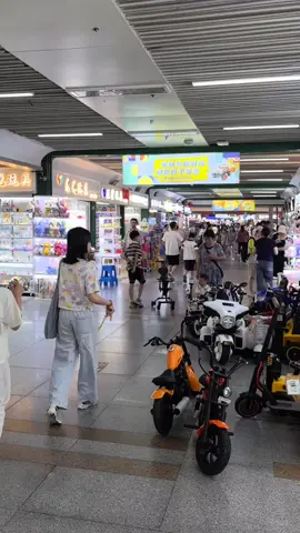 Yiwu Futian Market is the world's largest market. It is located in Yiwu city, China. Рынок Футянь в Иу — крупнейший в мире. Он находится в городе Иу, Китай. El Mercado Futian de Yiwu es el mercado más grande del mundo. Está ubicado en la ciudad de Yiwu, China