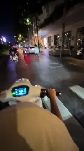 super báo xuống phố #vespa #xuhuong 