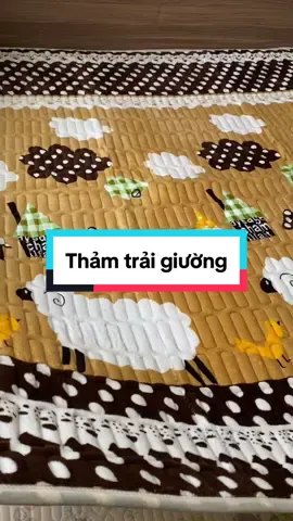 Thảm trải giường nỉ nhung mềm mịn và êm nha. Thảm được trần ba lớp. Lớp trên cùng là vải lông cừu, ở giữa là bông giúp giữ nhiệt và ấm . Cuối cùng là lớp vải sần giúp giảm xô lệch khi nằm nè.. thảm bông tấm nên đẹp mà nhẹ nha cả nhà.#xuhuong #thảm #thamlong #thamlongcuu #thamlongcuuloai1 #thamtraisan #thamtraigiuong 