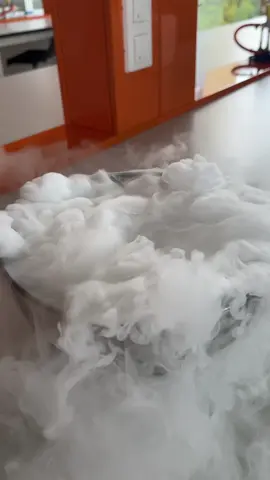 Suchy lód w roli głównej ☁️ #suchylód #lód #tiktok #viral #fyp #magic #chmura #magia #wow #chemistry #lablife #dryice #satisfying 