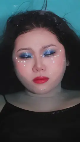 ternyata tdk semudah yang diliat. diliat lagi ekspresinya kayak sedih 😂 in fact itu lagi tahan nafas dan nahan air yang masuk 😭 ib: @isabellafiorentino @molchanovamua  credit: @Jessica Harviali  #makeup #makeuptransformation #makeuptransition #transisimakeup #underwater #makeuptrend 
