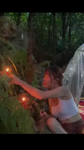 Thắp nến trong đêm cắm trại một mình bên vách đá#cắmtrại #sinhtồntrongrừngsâu #cuôcsongnguyenthuy #lamnoitruan#nauan 