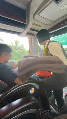 Layanan Pramugari didalam Bis 🙌🏼 #rosaliaindahtransport #rosaliaindah #pramugari #pramugara #doubledecker #fyp #supertop #executiveplus #avanted2 #scaniak410ib #jetbus5 #sr3 #tentrem #adiputro #laksana #fypシ゚viral #fyppppppppppppppppppppppp #trending #viral #indonesia 
