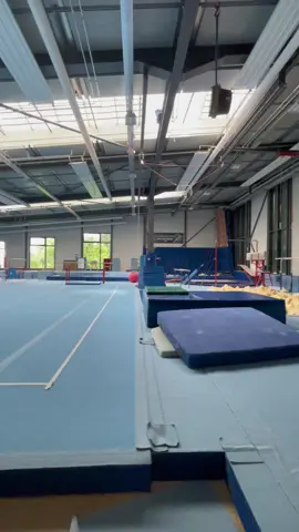 ROOMTOUR! das ist unser Trainingszentrum 🙌🏻  Was wollt ihr noch sehen? 👉🏻 #RoomTour #training #gymnastics #turnhalle #turnanzug #fyp #tvg #tvgroßostheim #foryoupage #turnen #schnitzelgrube 