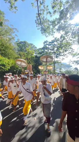 Pujawali/Piodalan di Pura Jati, Desa Adat Batur yang terletak di pinggir Danau Batur selama 4 hari dari tanggal 16 sampai 19 Juli 2024. Selama pujawali masyarakat Batur mendirikan perkemahan atau disebut dengan 