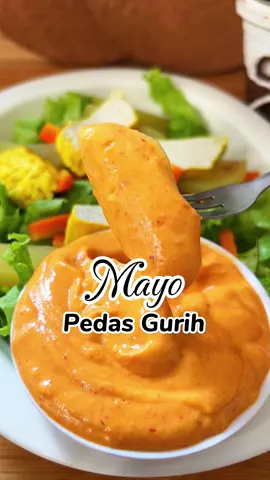 Karena banyak yang request menu-menu sehat, jadi aku mau share cara bikin cocolan enak yang pasti tinggi protein.  Ga perlu khawatir karena ini cuma pakai telur rebus aja. Yuk langsung aja : MAYO PEDAS GURIH Bahan : 2 butir telur rebus 3 SDM Minyak Goreng atau Olive Oil 2 SDM Air 1 SDM Air Perasan Jeruk Nipis 1 SDT Garam  2 SDT Gula 1-2 SDT Desaku Cabe Bubuk (sesuai selera) 1 SDT Desaku Bawang putih Bubuk Cara Membuat : 1. Campurkan semua bahan ke dalam blender (masukkan secara berurutan). 2. Blender selama 1 menit sampai menjadi emulsi dan saos yang lembut. 3. Sajikan. Semudah ini masa ga recook? ^^, Follow : @ilhamgordenlombok untuk info seputar gorden @juliatias untuk resep simpel lainnya #diet #menudiet  #dapurmbokjul #dietsehat #menudietsehat #defisitkalori #defkal #eatclean #eatcleandiet #dietfood #dietmenu #caloriecounting #caloriedeficit #caloriecounting #cleaneating #cleaneats #cleaneatingrecipe #cleaneatingideas #eggwrap  #healtyrepublic #olahantelur #foodie #foodies #foodiegram #mayo #mayonaise #mayonnaise #mayonaisehomemade #caramembuatmayonaise #spicymayo #resepmayonaise #mayonaisesehat #mayonaise dressing diet #saladdressing #salad #saladrecipe #saladdressingrecipe #saladdressingrecipes #saladrecipe #vegetable #vegetables