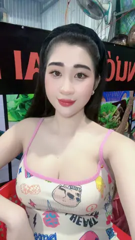 Mình không muốn nhận thêm một bài học nào nữa cả. Điều mình muốn là gặp được một người sẵn sàng ở lại trong cuộc đời mình và cho mình biết thế nào là yêu và được yêu.. 