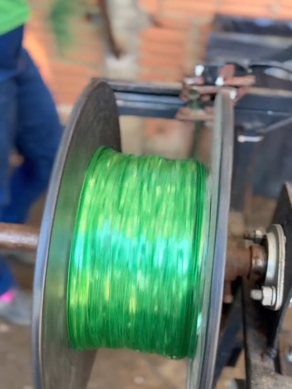 Cutting plastic bottles into strips to turn them into brand new objects! ♻️ (IG🎥: @meninadasvassouras) This husband and wife team from Brazil have turned plastic bottles into everything from brooms to Christmas lights! They strip the plastic into thin layers, so it can be used as thread. This thread can then be used for pretty much anything - such as making washing lines, and the bottle caps can be used to make costumes! #Unreel #Extreme #Plastic #Recycling #Sustainable