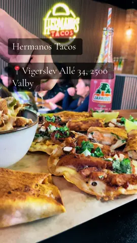 Hvis du ikke har prøvet @HermanosTacosdk endnu, så er den her video helt klart landet på din FYP af én årsag!… og det er at DU skal tage dem du holder kært under armen og tage et smut forbi Hermanos Tacos i Valby. TRUST ME, du vil ikke fortryde! Lækreste birria tacos, burritos, loaded fries og meget mere, serveres der her. Autentisk, lækkert og selvfølgelig mexicansk 🇲🇽🔥 Alt er er halal✅ #fyp #foryou #foryourpage #københavn #food #danmark #mexico #tacos #birriatacos #nachos 