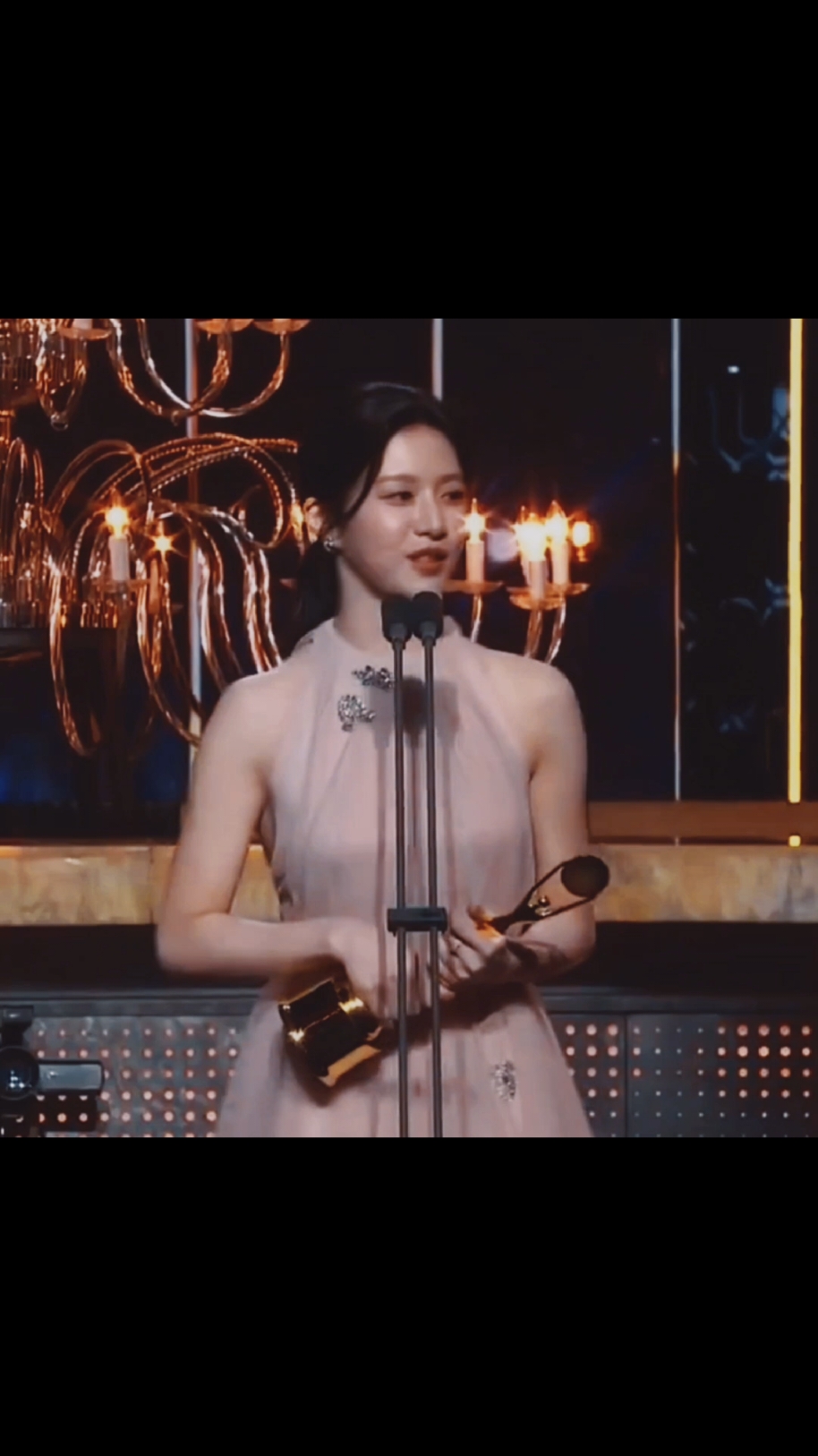 my fave girl won the best new actress tonight when moving fam is almost complete 🥹🫶 im beyond proud of you, jungie!! ❤️‍🩹 #goyounjung #bluedragonawards2024 #kdrama #aldariyaly #fyp 