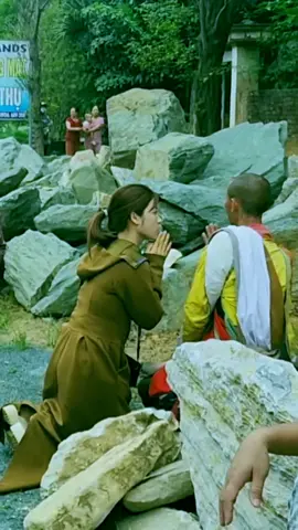 Thương Thầy Minh Tuệ ngồi nghiêng một bên vì Người phụ nữ đẹp quỳ kính thầy nhưng quá gần