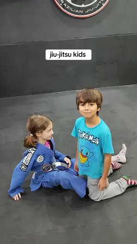 Nosso método de ensino é baseado em trabalhar com pequenos grupos de crianças por aula, o que nos permite oferecer atenção individualizada e instruir minuciosamente cada movimento executado. Dessa forma, garantimos um aprendizado detalhado e efetivo para cada aluno.Oss