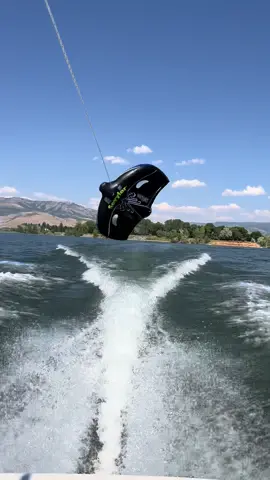 Our family calls this the killer tube… it’s extremely fun but also extremely dangerous so please be careful it you try this tube 💙 Our helmets definitely help make it more safe but be careful if you try one of these out! 💙🙏🏻 #Summer #lake #flying #tube #birdbrainhelmets #fypage 