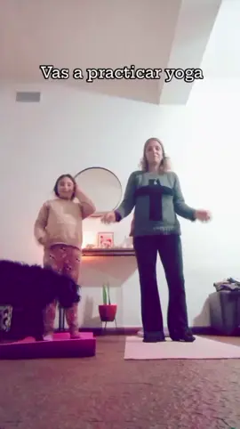 Alguien más así???🤦🏼‍♀️😁 Carbón también!🐶 🤭😅 Son amores 🫶🏻 #yogahumor  #sonamores  #reirhacebien #larisaessalud #yoga #sonamoreschallenge #yogabienestar #yogabenefits #yogabeneficios #yogaeverydamnday #yogaparatodos #mimdfulness #yogaparalavida #yogaparavivir #estilodevida #Lifestyle #yoguilife #yogateacher #yogachangedmylife #profesoradeyoga #yogamoment #yogatime 