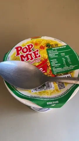 Pop mie rasa bakso ini enak banget,makanan anak kost yang harus selalu ada di kulkas,jadi kalau  malam-malam laper tinggal seduh aja… #popmie #popmiebakso #mieinstan #makanananak 