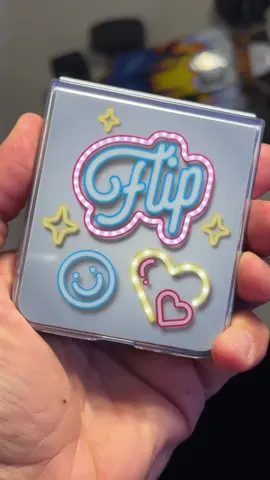 El case más cool para el Galaxy Z Flip 6 con luz en LED en la parte posterior FlipSuit exclusivo para este dispositivo. Encuéntralo en la tienda de Samsung. #galaxuzflip6 #flipsuit #flipsuitcase #coolcase @samsungUS