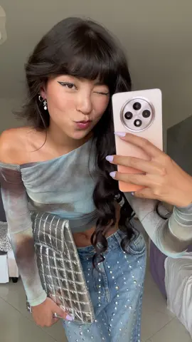 Quer saber como ter uma inspiração perfeita para os looks de festivais?  Eu usei o novo OPPO reno 12 5g para me ajudar a criar esses looks icônicos e para me ajudar a tirar qualquer coisinha indesejada das minhas fotos com a nova função #eraseandenhance  Com esse laranja lindo eu consigo tirar fotos sem nenhuma preocupação 🧡  #OPPOreno12series #eraseandenhance #looksparafestivais #pub 