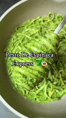 Delicioso pesto express de espinaca para comer con tu pasta favorita 🥬🍝 #recetasfaciles #recetascaseras #viralvideo #recetassaludables #comidacasera #cocinarencasa 