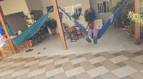 Avô brincando com o neto. ..... só diversão  #neto #avo #criança #rede 