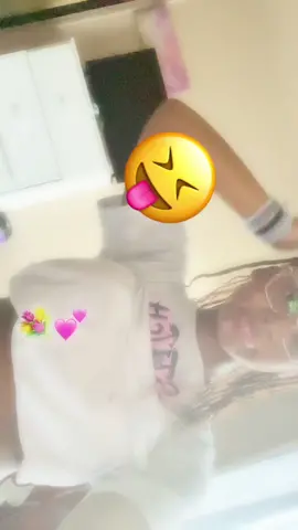 I LOWKEY LOOK SLOW ASL