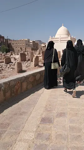 Maqbaroh Syekh Abubakkar Bin Salim. Inat adalah sebuah desa kecil yang muncul semenjak pertengahan abad keenam. Desa ini terletak di sebelah timur Kota Tarim, sekitar 16 km dari pusat kota Seribu Wali itu. Desa ini semakin terkenal dengan adanya tokoh ulama besar di abad kesepuluh hijriah, yaitu Syeikh Abu Bakar bin Salim. Hingga kini makam yang terletak di kubah putih itu senantiasa kian ramai diziarahi pengunjung, baik dari dalam daerah maupun luar daerah. #maqbaroh  #inat  #syekhabubakarbinsalim  #hadramaut  #yaman  @MAJELIS ILMU ALBADR 