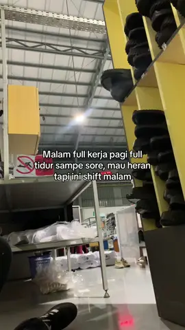 Bangun” udah gelap lagi🥱 #fyp #kulipabrik #shiftmalam 