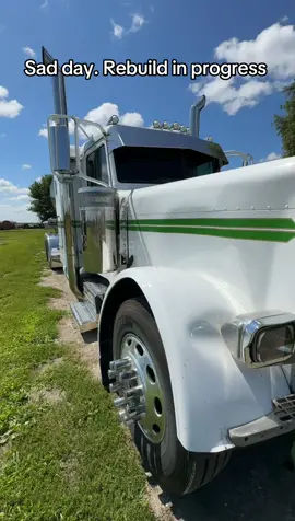 Some people need to go back to drivers ed lucky everyone walked away. #truckinglife #keeptrucking #rebuild 