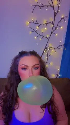 I love blowing bubble gum 😆 I’m live now 💚 #tiktoklive #fypage #bubblegum 