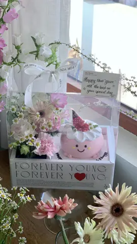 Cắm set bánh hoa cùng Du 😋🌱 #Duflorist #hoaxinh #hoasinhnhat #banhsinhnhat #setbanhhoa 