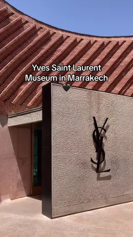 Něco pro milovníky módy 🖤bohužel se samotná expozice vyfotit/natočit nedala, ale doporučuji ji všem milovníků haute couture módy a umění 🖤 #ysl #yslmarrakech #marrakech #morroco #dnescestujem #travel #pov #fy #fyp #foryou #foryoupage #protebe #protebepage #protebestránka #protebestranka 