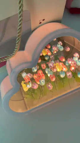 Cùng lắp đèn Mây hoa Tulip với chúng mình nhé  Mê quá trời sự dịu dàng này nhaa! #quatang #tiemhoamimi #xuhuong #dennguhoatulip 