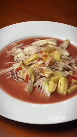 Satu hal dari bali yang paling aku rindukan waktu merantau dulu, the one and only rujak kuah pindang! Pertama kali berani coba makan ini kyknya kelas 5/6 sd dan langsung doyan sampe skg umur otw 29! Btw kalian yg udh pernah cobain team pake gula/ngga nih? Kuah pindang : 600-700 ml air 1 ekor tongkol (kecil-sedang) 3 cm lengkuas 1 batang sereh kering 3 lembar daun salam kering 1/2 sdt garam 1/2 sdt micin Racikan : Cabe rawit sesuai selera 1/2 sdt terasi merah (wajib) 1/3 sdt garam Micin secukupnya Gula pasir (optional) 2 sendok sayur kuah pindang Buah sesuai selera #rujakkuahpindang