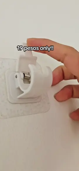 para sa mga ayaw magbutas ng pader pero gusto maglagay ng curtains. eto na ang sagot dyan ☺️ #curtainhook #curtainhooks #adhesive #curtainclips #hookclips #homehack #fyp 