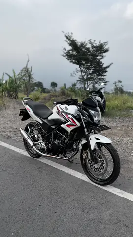 Bergembira tidak harus diatas 63,5 Ditanya ban ukuran berapa lebih dari bahagia🫡 #cb150r #cb150rmodifikasi #cb150rminimalis #cb150r_jarijari #malangndugalpride 