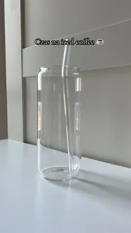 1) Uprzedzam pytania o kubek jest z Temu (id: FK75907)  2) Sos 6PAK Syrop zero o smaku toffee 3) Normalnie po sosie dałabym jeszcze gałkę lodów waniliowych/śmietankowych, ale nie miałam (opcjonalnie daje kostki lodu)  4) Kawa rozpuszczalna, użyjcie jaką lubicie  5) Zalewamy zimną wodą 6) Mleko najlepiej prosto z lodówki, też jakie lubicie  7) Bita śmietana  8) Ponownie sos na góre  #icedcoffee #icedcoffeerecipe #dlaciebieforyou #fypシ゚viral #xyzbcafypシ 