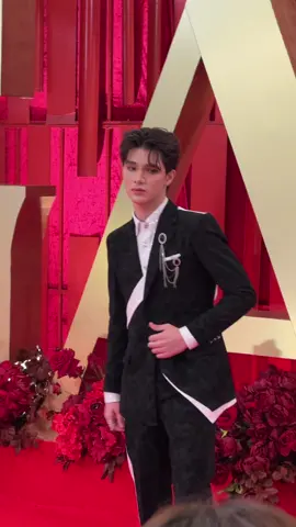 Lee Victor arrives at the red carpet of #GMAGala2024 ✨ #LeeVictor 