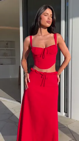 The perfect summer skirt set ❤️ The ‘Nakia Top’ x ‘Nakia Skirt’ in Red #thatssofetchau #skirtoutfits #maxiskirt #summeroutfit #eurosummeroutfits 