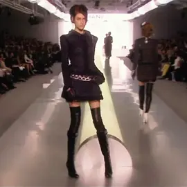 #eugeniavolodina & #carmenkass for #chanel f/w 2003