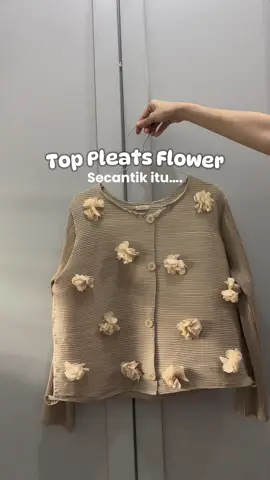Soooo im in love with top pleats flower ini, versi murah gakalah sm premium bkk kok🤩 cusss angkut #pleatcardigan #cardiganpleats #toppremium #toppleats #pleatscardigan #pleatscardigan #premiumquality #fyp #fypditiktok #bajukondangan #outfit #outfitideas #outfitinspo #outfitinspiration #outfitkondanganmurah #outfitkondangan 