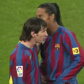 The day Ronaldinho gaucho, received a standing ovation from the Real Madrid fans. 👑😱🔥 #ronaldinho #skills #goal #dribbling #barcelona #realmadrid #viral 