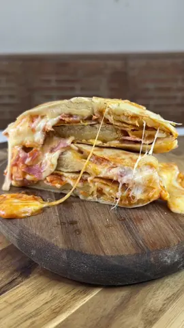 Bombas rellenas en 10 minutos 🍕 Ingredientes 👇🏻 Masa: 90g harina  45ml agua tibia 15ml leche 20ml aceite de oliva Una pizca de azúcar y otra de sal 2g levadura química  Relleno: Tomate frito Queso mozzarrella Bacon frito Si te ha gustado la receta dale like y guárdatela 🤤📥 #pandequeso #panpita #pizza #queso #Receta #recetasfaciles #recetas #recetasrapidas 