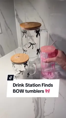 🎀 setting up the drink/coffee station! 🎀 these cups come with wooden lids, two straws, straw cleaners andddd they are adorable. I couldn’t find these exact ones anywhere else except tiktok shop, so here you go! #coffeestationideas #coffeebar #bows 