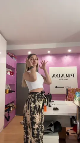 Izvinite na haosu u sobi🥲 Top: Zara Pantalone: Zimmerman Naocare: Fendi Torba: YSL Papuce: Hermes Oran #grwm #fitcheck #summeroutfit 