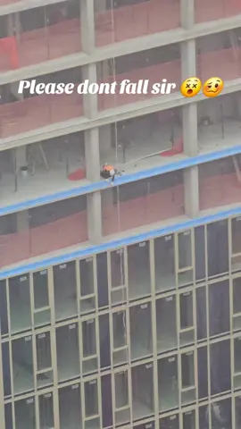 Yikes!! I could never! What if he falls? #ozzy_the_empress #fyp #foryou #foryoupage #NYC #Newyork #timesquare #constructionworker #skyscraper 