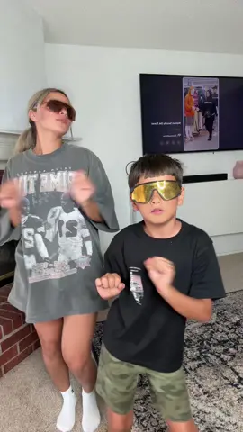Mom and son duo 🤜🏻🤛🏻🖤 #dance #dancetrend #momandson 