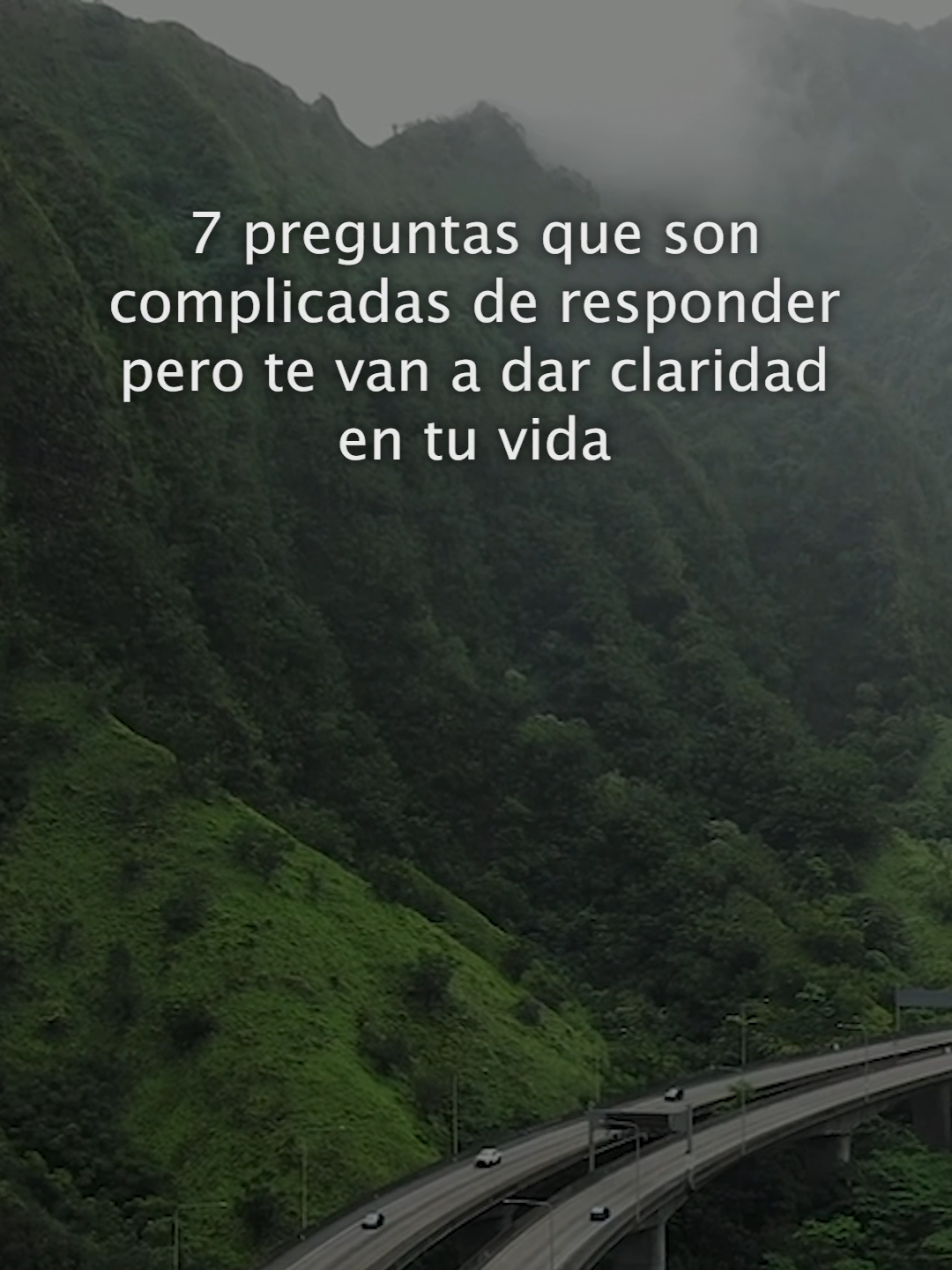 1. Si vivieras exactamente de la misma manera que lo hiciste durante las últimas 2 semanas, por el resto de tu vida, ¿dónde terminarías? ¿Tendrías algún arrepentimiento? 2. ¿Hay una parte de vos que no expresás o un esfuerzo que no explorás por la opinión de los demás? ¿Cuál sería tu arrepentimiento dentro de 30 años? ¿Vale la pena? 3. Si te murieras mañana, ¿habría algo que lamentarías no haber dicho? ¿A quién te hubiera gustado decírselo? ¿Cuándo lo vas a decir? 4. ¿Qué es realmente importante para vos respecto al tiempo limitado que tenés en este planeta? ¿Estás viviendo y priorizando este valor central? 5. ¿Cuántas veces viste a tus viejos en los últimos 30 días? ¿Cuánto tiempo probablemente les quede de vida? ¿Cuántas veces vas a estar con ellos antes de que se termine? ¿Cómo podés hacer que esos momentos cuenten? 6. ¿Hay algo que no estés haciendo por miedo al fracaso? Sé honesto. 7. ¿Quién sos? No podés usar un nombre, un rol o un estatus. Usá tus valores. Asegurate de guardar esta publicación, así podés revisarla más adelante. Conocerse a uno mismo es el comienzo de toda sabiduría. La autorreflexión puede ser una herramienta muy útil para esto. Puede ser dolorosa o confrontante a veces, pero también puede ser un ancla en el caos que llamamos vida. Espero que estas preguntas te den un poco más de perspectiva sobre tu vida actual, comportamientos y valores.