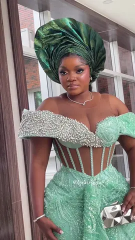 A moment of silence for THAT WAIST🙌 #asoebistyles2024 @A.💕 @AsoebiLadies @traditionalwedding @igboweddingng #weddingguest #igboweddingng #southeastweddings #igbobrides #yorubaweddings #ewasvogue #finalyearthanksgiving #weddingguest #dressestiktok #mintgreenasoebi #emeraldgreenasoebi
