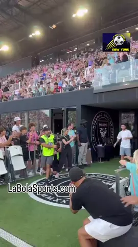 Rinden homenaje a Messi en el Chase Stadium.  El Campeón del mundo y bicampeón de América fue reconocido y, aplaudido por todos los hinchas del Inter Miami tras conseguir su título #45, en la última Copa América que se disputó en Estados Unidos.  Cobertura para La Bola Sports NY: @romireist  #messi #lionelmessi #intermiami 