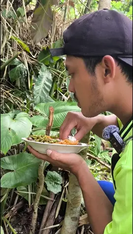 mencari lalapan mentah #primitive #mencarilalapanmentah #mukbang #makanbrutal #mukbangthailand #videoviral  #mencaritumbuhan #poryoupage #fyp 
